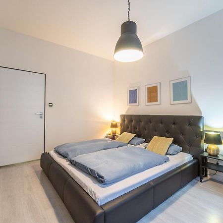 Sunny Central Apartment On Wenceslas Square By Easybnb Прага Екстериор снимка